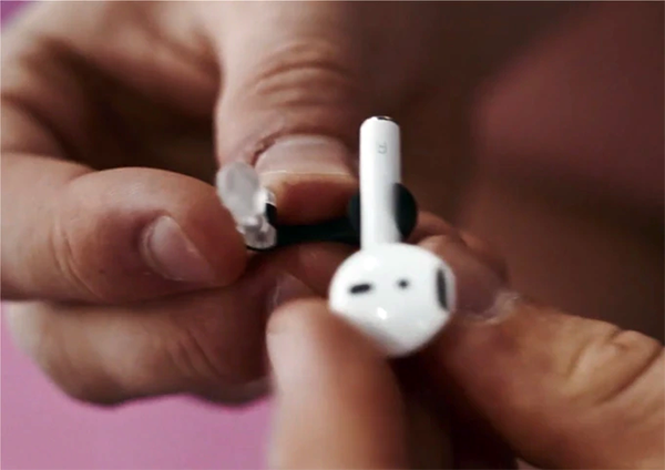 Fully wireless Bluetooth Earphone PodLatch prevents loss