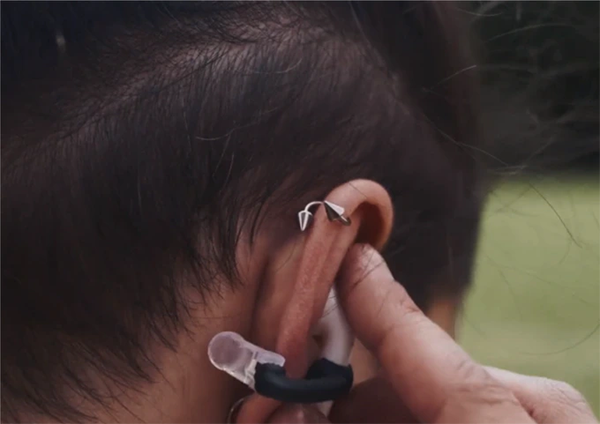 Fully wireless Bluetooth Earphone PodLatch prevents loss
